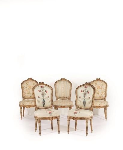 Mobilier de salon en noyer mouluré, richement...