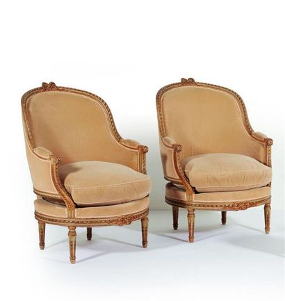 Mobilier de salon en noyer mouluré, richement...