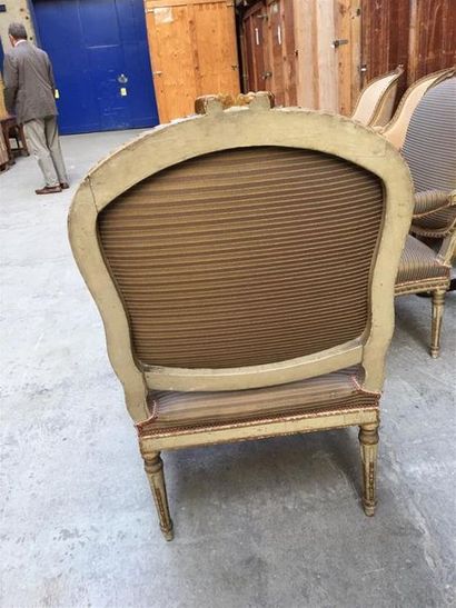 Mobilier de salon en noyer mouluré, richement...