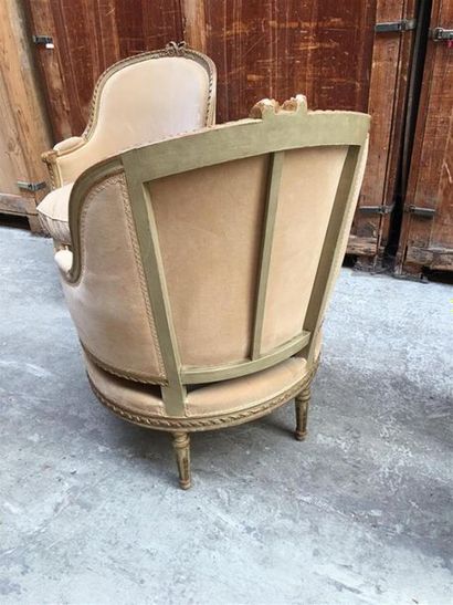 Mobilier de salon en noyer mouluré, richement...