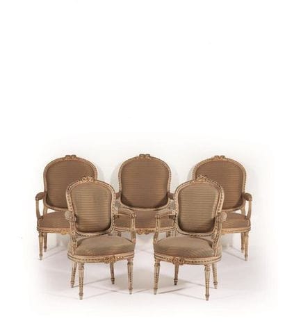 Mobilier de salon en noyer mouluré, richement...