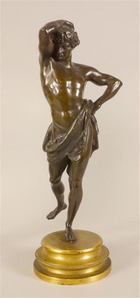 Paire de statuettes en bronze à patine brune...