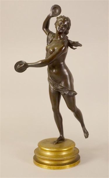 Paire de statuettes en bronze à patine brune...