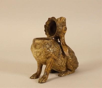 VIENNE
Lièvre en bronze émaillé au naturel,...