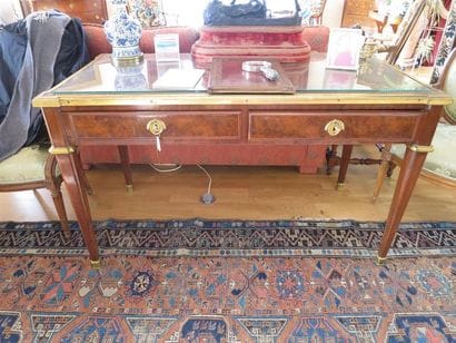 Bureau plat en acajou et placage d'acajou...
