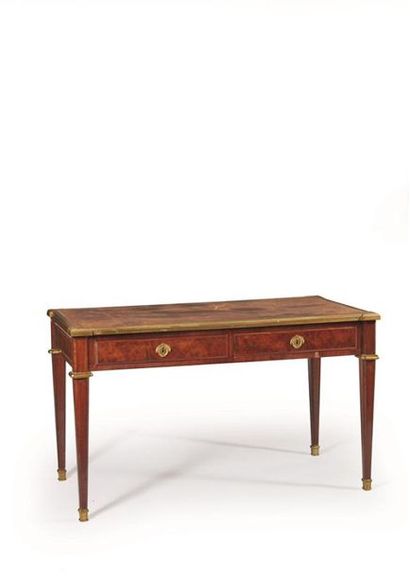 Bureau plat en acajou et placage d'acajou...