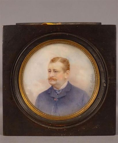 Miniature ovale sur porcelaine représentant...