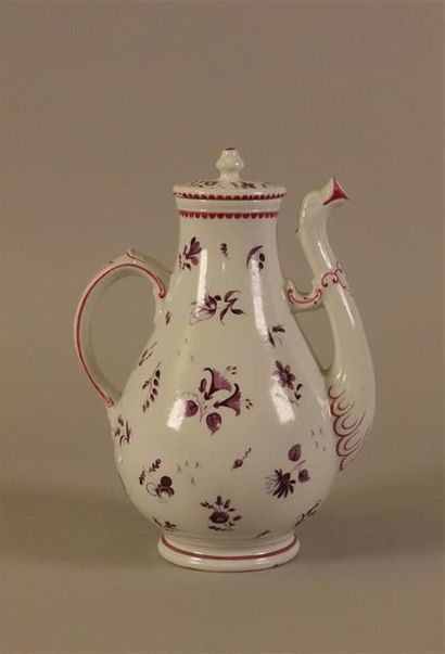 ITALIE. Doccia
Cafetière couverte en porcelaine...