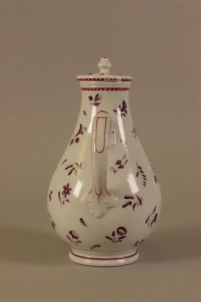 ITALIE. Doccia
Cafetière couverte en porcelaine...