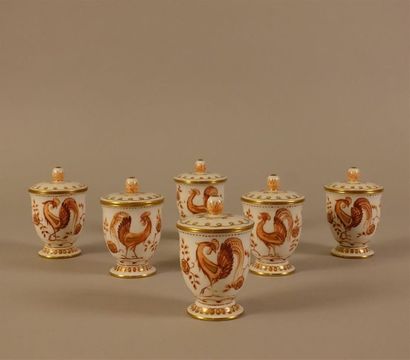 SÈVRES
Six pots à crème sur piédouche rond,...