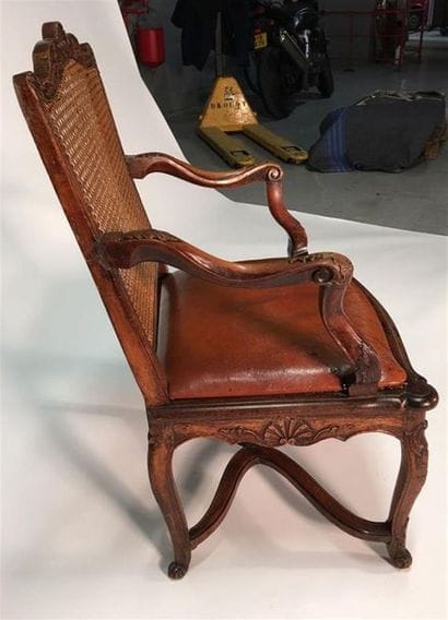 Fauteuil canné en bois naturel sculpté à...