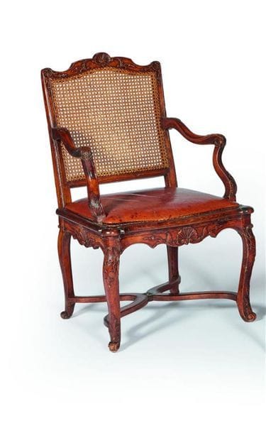 Fauteuil canné en bois naturel sculpté à...