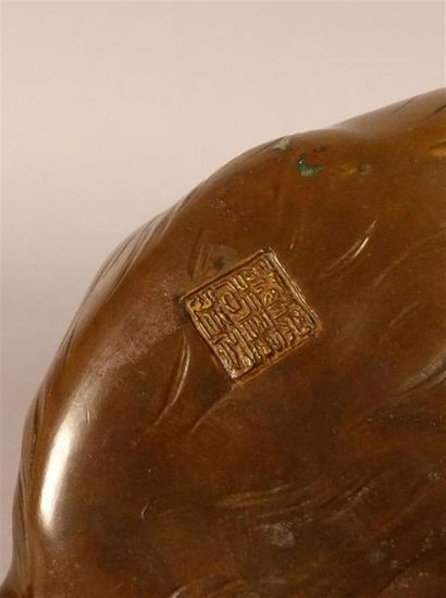 JAPON 
Okimono en bronze à patine brune,...