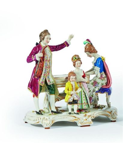 ALLEMAGNE
Groupe en porcelaine à décor polychrome...
