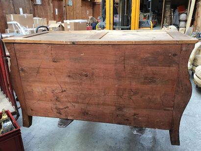 Commode tombeau en bois de placage marqueté...