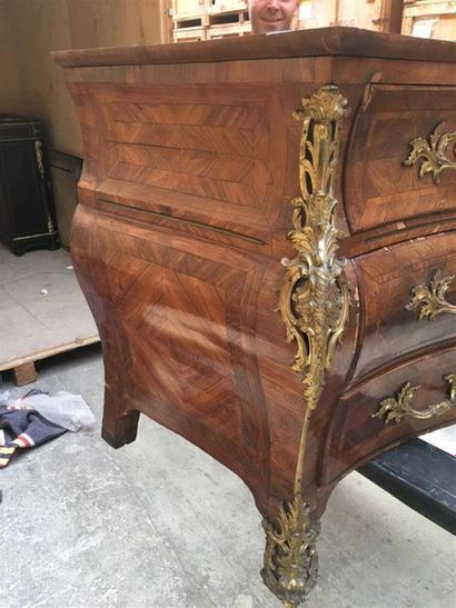Commode tombeau en bois de placage marqueté...