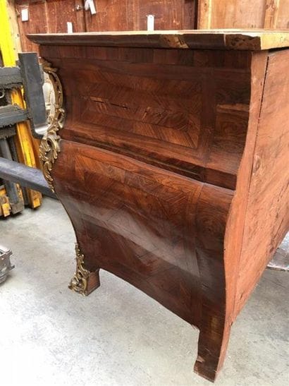 Commode tombeau en bois de placage marqueté...