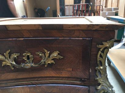Commode tombeau en bois de placage marqueté...