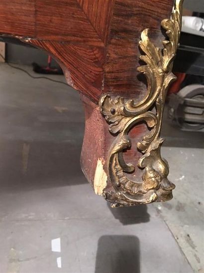 Commode tombeau en bois de placage marqueté...
