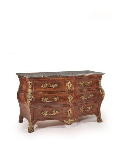 Commode tombeau en bois de placage marqueté...