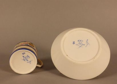 SÈVRES
Tasse litron et sa sous-tasse en pâte...