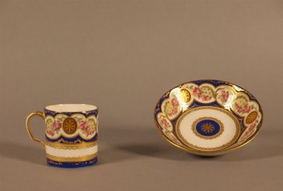 SÈVRES
Tasse litron et sa sous-tasse en pâte...