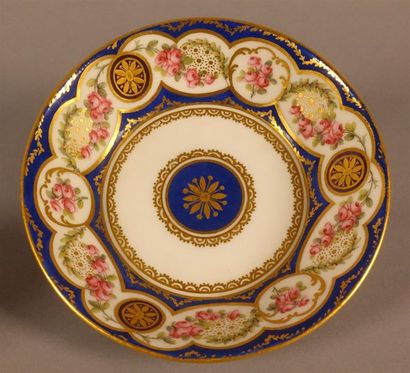 SÈVRES
Tasse litron et sa sous-tasse en pâte...