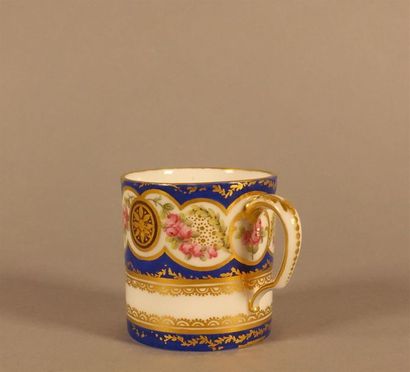 SÈVRES
Tasse litron et sa sous-tasse en pâte...