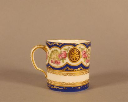 SÈVRES
Tasse litron et sa sous-tasse en pâte...