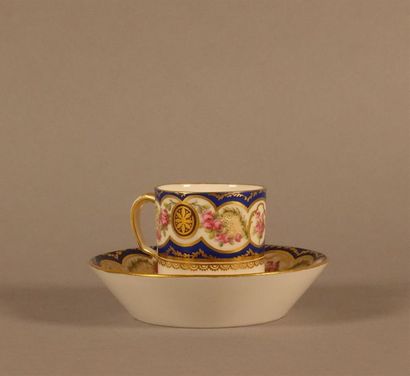 SÈVRES
Tasse litron et sa sous-tasse en pâte...