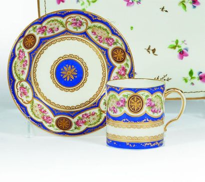 SÈVRES
Tasse litron et sa sous-tasse en pâte...