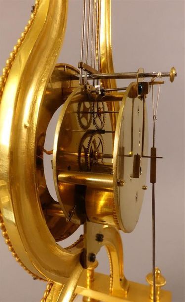 Pendule lyre de type squelette en bronze...