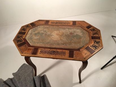 Table en placage de bois indigènes, le plateau...