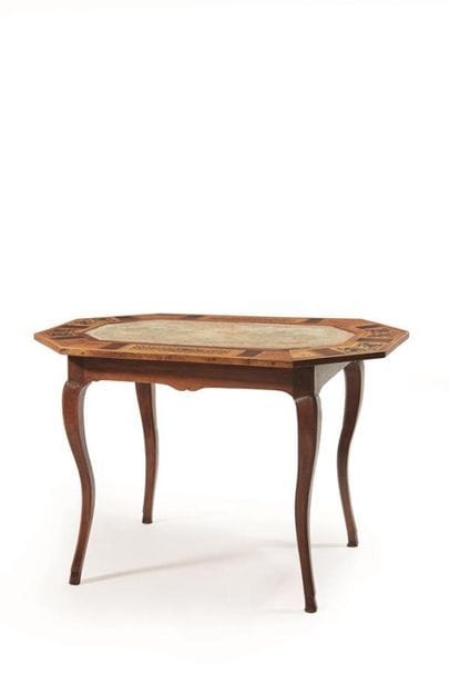 Table en placage de bois indigènes, le plateau...
