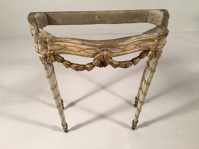 Petite console mouvementée en bois mouluré...