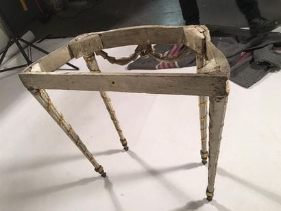 Petite console mouvementée en bois mouluré...