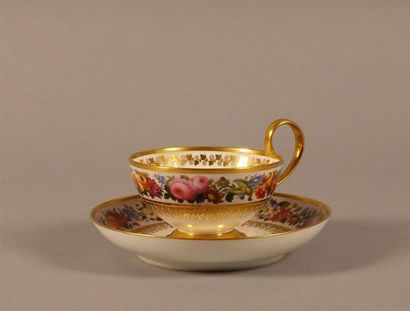 SÈVRES
Tasse à thé et sa sous-tasse en pâte...