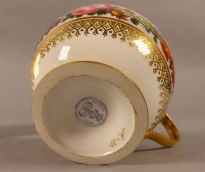SÈVRES
Tasse à thé et sa sous-tasse en pâte...