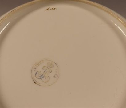 SÈVRES
Tasse à thé et sa sous-tasse en pâte...