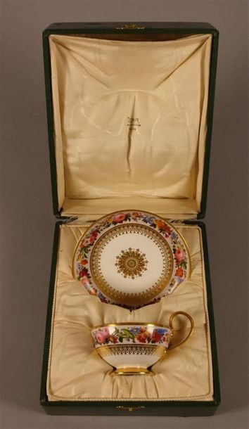 SÈVRES
Tasse à thé et sa sous-tasse en pâte...