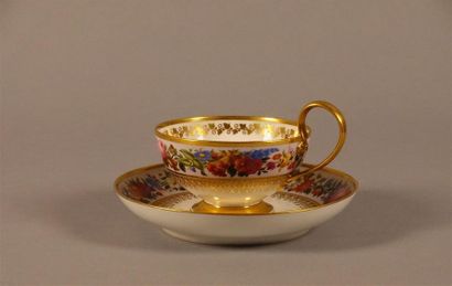 SÈVRES
Tasse à thé et sa sous-tasse en pâte...