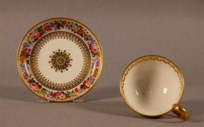 SÈVRES
Tasse à thé et sa sous-tasse en pâte...