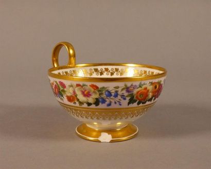 SÈVRES
Tasse à thé et sa sous-tasse en pâte...