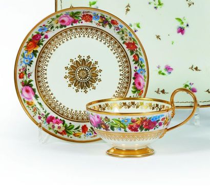 SÈVRES
Tasse à thé et sa sous-tasse en pâte...