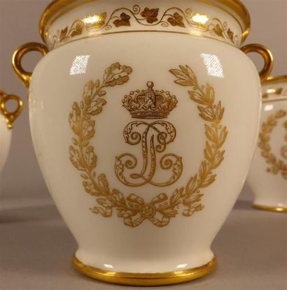 SÈVRES
Quatre sucriers en pâte dure munis...