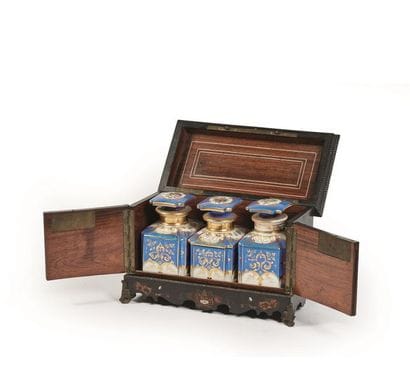 Coffret nécessaire à thé en placage de palissandre...