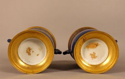 CHINE
Paire de coupes couvertes munies de...