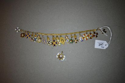 RUSSIE
BROCHETTE DE GALA DE DIX-NEUF MINIATURES...