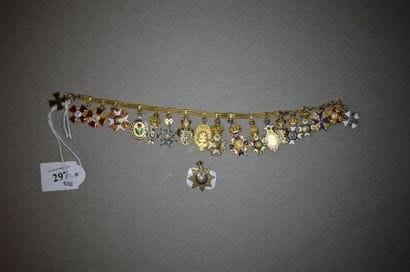 RUSSIE
BROCHETTE DE GALA DE DIX-NEUF MINIATURES...