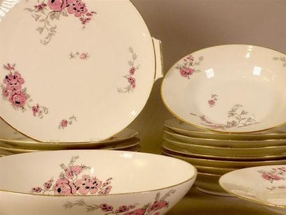 LIMOGES 
Partie de service de table en porcelaine...